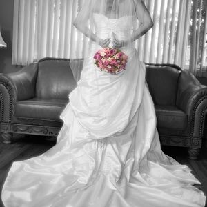 Beautiful wedding dress like new wore 5 hours